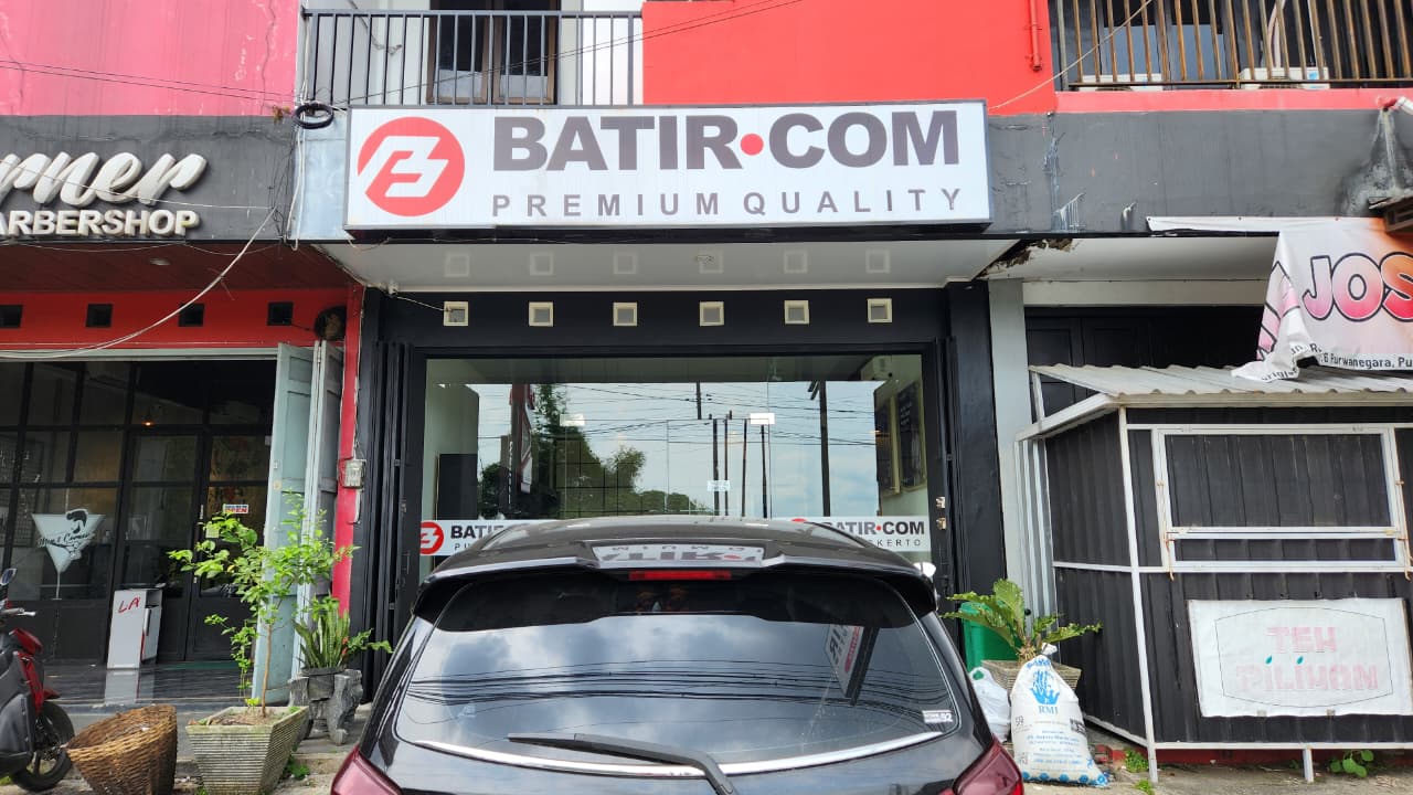 Pelayanan ramah di toko laptop Purbalingga saat membantu pelanggan memilih unit laptop sesuai budget