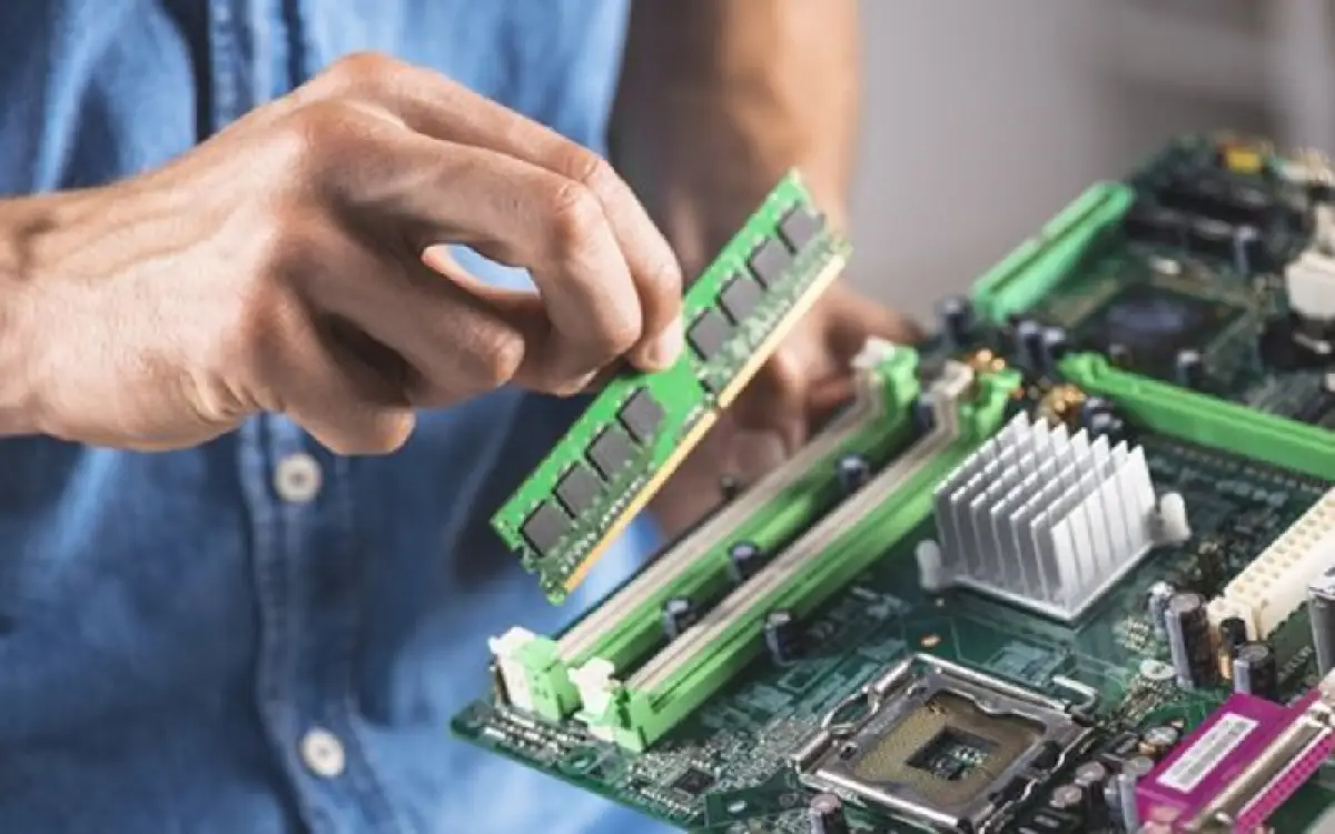 Reseating (Pasang Ulang) RAM